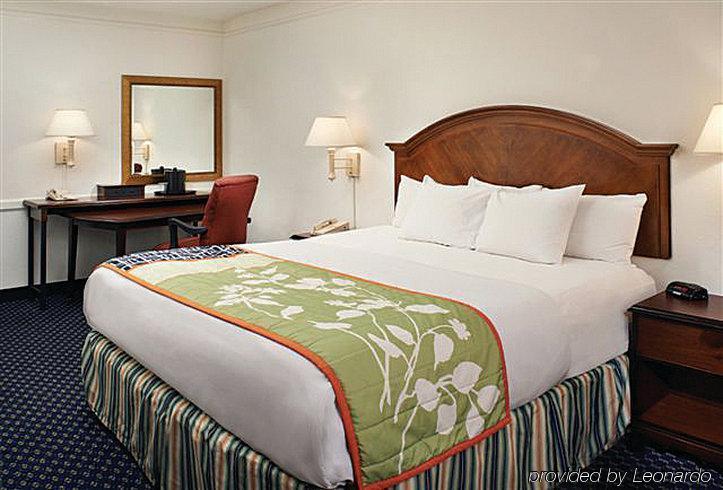 Delta Hotels by Marriott Indianapolis East Exteriör bild